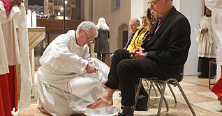 Fu&szlig;waschung im Deutschordensm&uuml;nster am Gr&uuml;ndonnerstag durch Dekan Roland Rossnagel bei Friedhofmitarbeitern