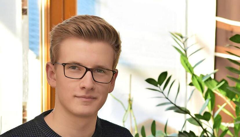 Abi in der Tasche: Leon Knauer im heimischen Wohnzimmer in Offenau &minus; selbstverst&auml;ndlich beim Arbeiten an seinem Laptop.Foto: Peter Klotz