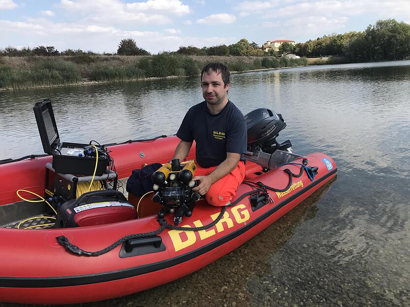 Bastian Sturm von der DLRG Esslingen mit dem Tauchroboter.