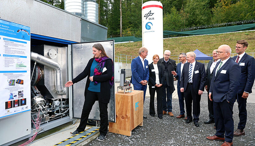 Bei einem Rundgang über das Gelände informierten sich die Initiatoren der Initiative H2-Impuls um Landrat Norbert Heuser (rechts vorne) auch über das neue Wasserstoff-Testfeld des DLR. Bei einem Rundgang über das Gelände informierten sich die Initiatoren der Initiative H2-Impuls um Landrat Norbert Heuser (rechts vorne) auch über das neue Wasserstoff-Testfeld des DLR.
