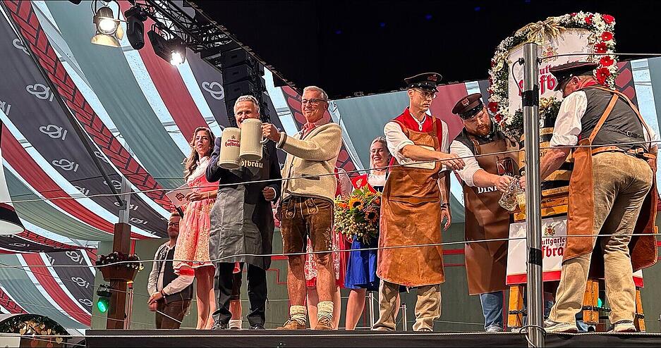 Frank Nopper (links, CDU), Oberbürgermeister von Stuttgart und Thomas Strobl (CDU), Innenminister von Baden-Württemberg, heben bei der Eröffnung des 177. Cannstatter Volksfests ihre Bierkrüge in die Höhe. Frank Nopper (links, CDU), Oberbürgermeister von Stuttgart und Thomas Strobl (CDU), Innenminister von Baden-Württemberg, heben bei der Eröffnung des 177. Cannstatter Volksfests ihre Bierkrüge in die Höhe.