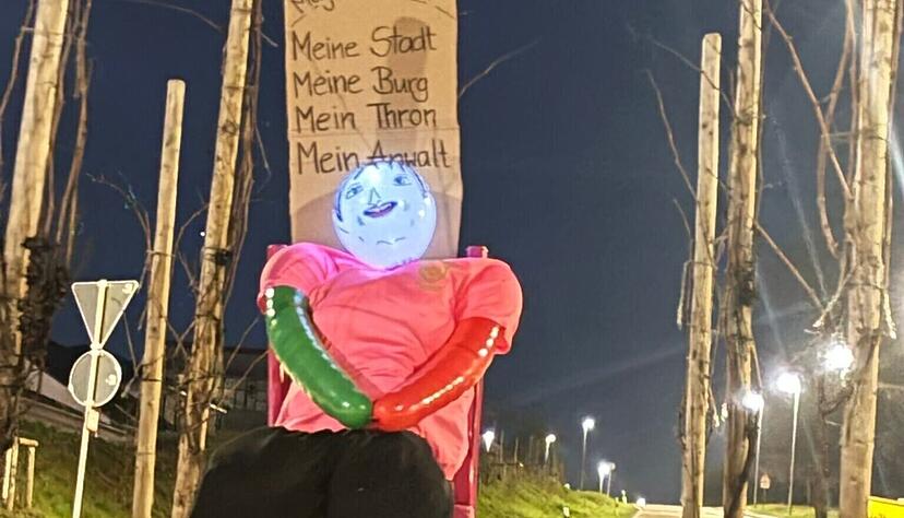 "Meine Stadt, meine Burg, mein Thron, mein Anwalt&ldquo;: Unbekannte haben Anfang April mehrere solcher selbstgebastelten Puppen in Beilstein aufgestellt.
