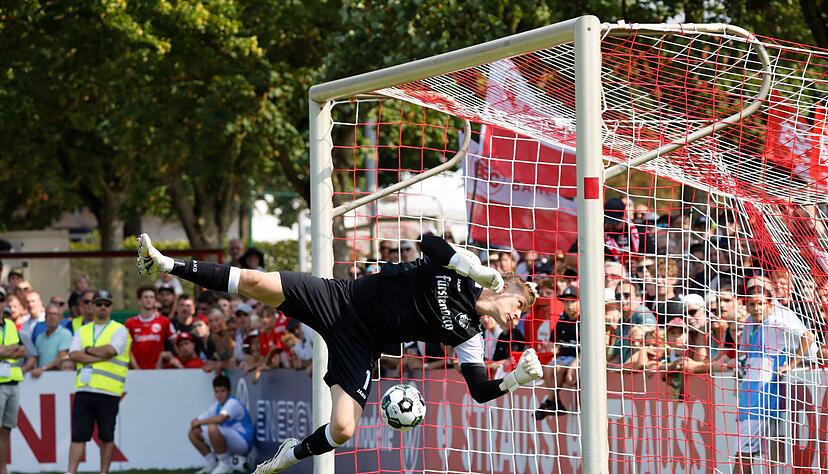 Gegentor zun&auml;chst verhindert: Bahlingens Keeper rettet in letzter Sekunde.