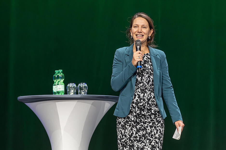 Professorin Dr. Luise Pufahl (TUM Campus Heilbronn) begrüßt die Gäste bei der Bürger-Uni.