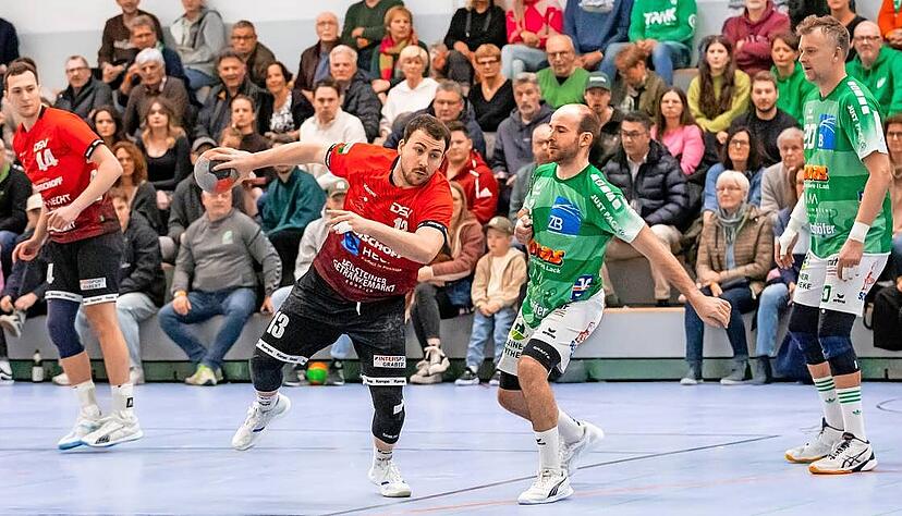 Levi Fröschle (am Ball) und der SGSB blieben am Ende nur die Rollen der Gratulanten. Florian Uhl (Zweiter von rechts) gab seine Abschiedsvorstellung für den TV Flein.
