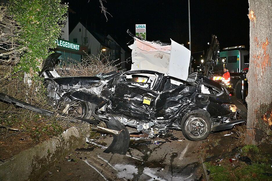 Das Fahrzeug der Frauen wurde durch den Aufprall von der Fahrbahn abgewiesen und zwischen zwei Bäumen eingeklemmt. Die beiden Insassinnen verstarben an der Unfallstelle.
