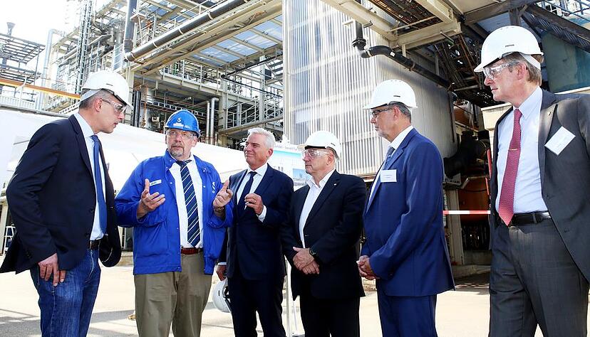 Werkleiter Uwe M&auml;nnel (2. v.l.) beim Firmenrundgang mit: Bernhard Lasotta (v.l.), Thomas Strobl, Josip Juratovic, Detlef Piepenburg und Claus Brechter. Foto: Ralf Seidel