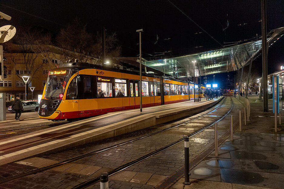 Wie eine Sprecherin der Deutschen Bahn mitteilte, sei der Notfallfahrplan der Bahn in Baden-Württemberg angelaufen.