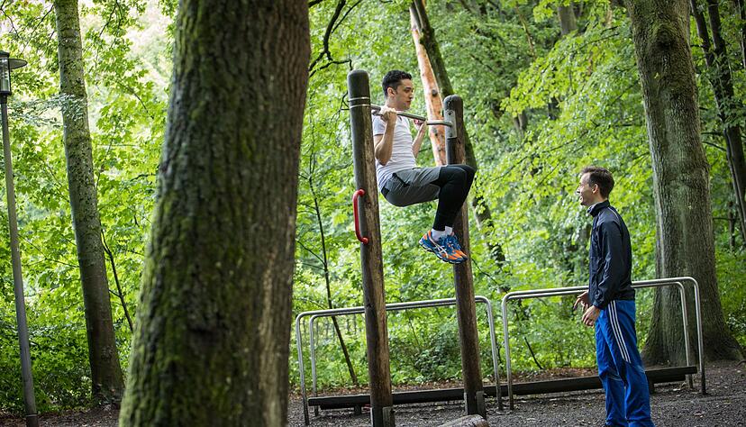 Im Fitnessstudio, im Park, zu Hause: F&uuml;r Klimmz&uuml;ge braucht es nicht mehr als eine Stange.