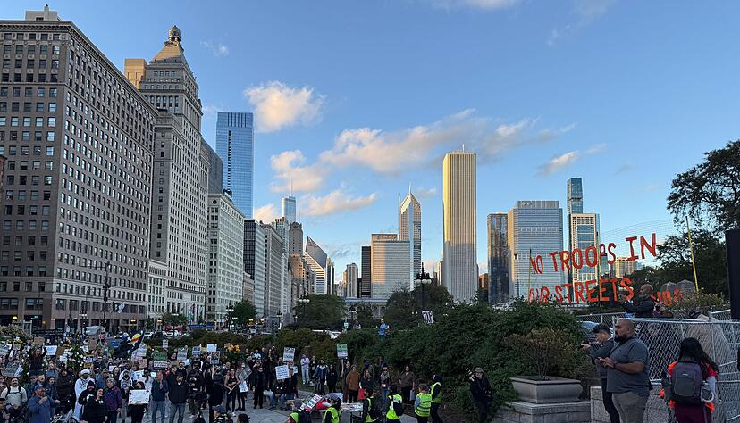 Hunderte demonstrieren in der Innenstadt Chicagos gegen die ICE-Razzien und einen drohenden Einsatz der Nationalgarde in der Stadt.