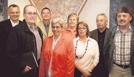 Geehrte und Amtsinhaber: (hinten von links) Vorsitzender Klaus Schellmann, Erich Vilsmeier, Elisabeth Motz, der fr&uuml;here Vorsitzende Josef D&ouml;rner, (vordere Reihe) Manfred Jenter, Hildegard Weinber, Helga Hetkamp und Albert Janker.Foto: Pl&uuml;ckthun