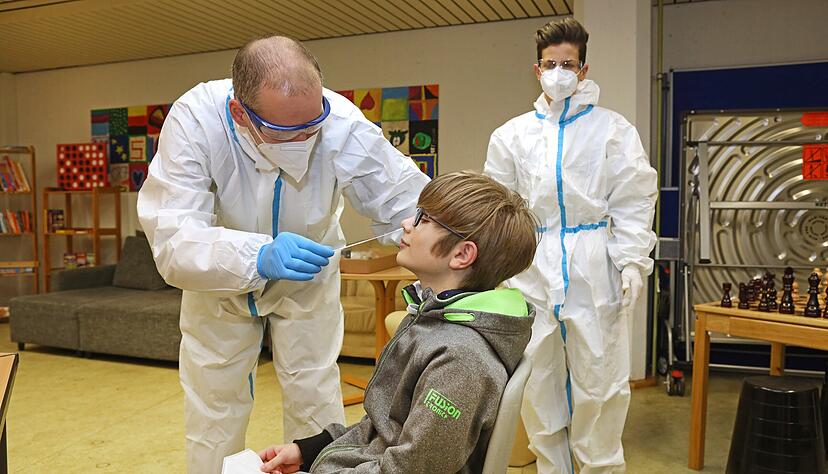 Sch&uuml;ler im Pr&auml;senzunterricht sollen sich auf Corona testen lassen. W&auml;hrend das etwa wie hier an der Realschule Bad Friedrichshall durch schnell angelernte Tester an der Schule erfolgt, ist in Eppingen der Weg zum Schnelltestzentrum weit.
Foto: Ralf Seidel