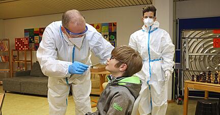 Sch&uuml;ler im Pr&auml;senzunterricht sollen sich auf Corona testen lassen. W&auml;hrend das etwa wie hier an der Realschule Bad Friedrichshall durch schnell angelernte Tester an der Schule erfolgt, ist in Eppingen der Weg zum Schnelltestzentrum weit.
Foto: Ralf Seidel