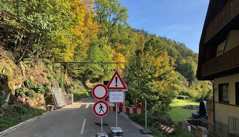 Auf der Touristenstrecke müssen Felsen gesichert werden.