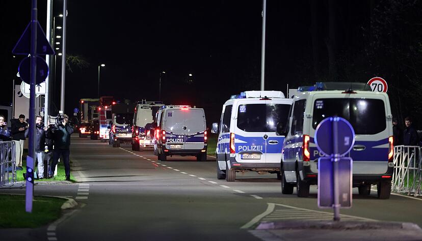 Gegen kurz nach 22.00 Uhr rollte der Konvoi am Dienstag los.