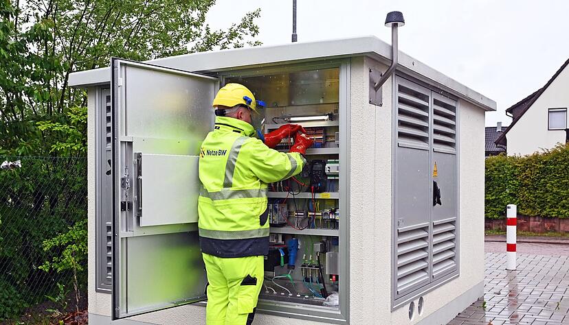 Ein Mitarbeiter der Netze BW arbeitet an einer intelligenten Umspannstation der Netze BW. Ein Mitarbeiter der Netze BW arbeitet an einer intelligenten Umspannstation der Netze BW.