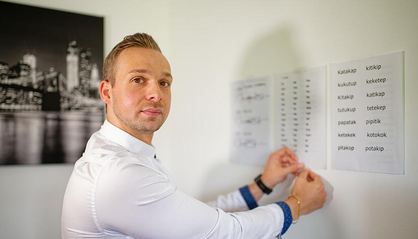 Er r&auml;t anderen stotternden Menschen, sich nicht zu verstecken und sich mit anderen Betroffenen zu vernetzen.