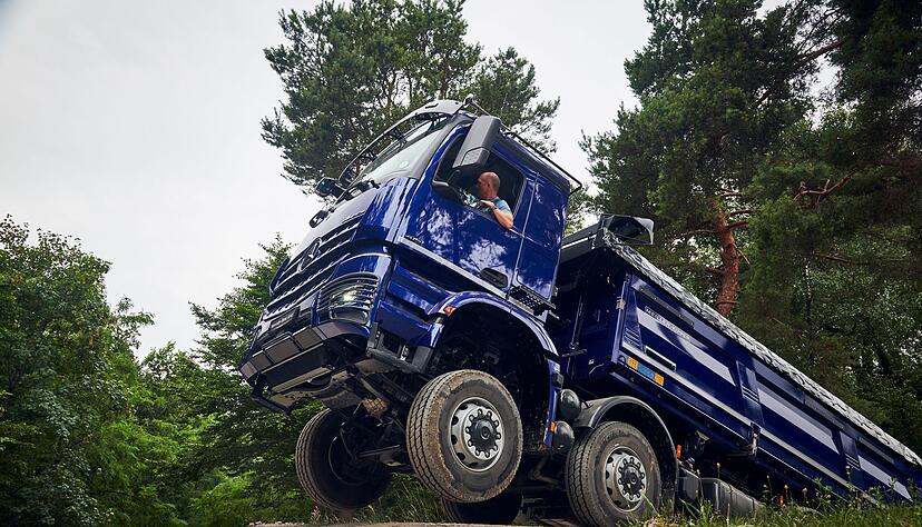 «Doch, ich muss genau hier hoch» - und mit dem Mercedes Arocs schafft man auch solche Strecken meist. «Doch, ich muss genau hier hoch» - und mit dem Mercedes Arocs schafft man auch solche Strecken meist.