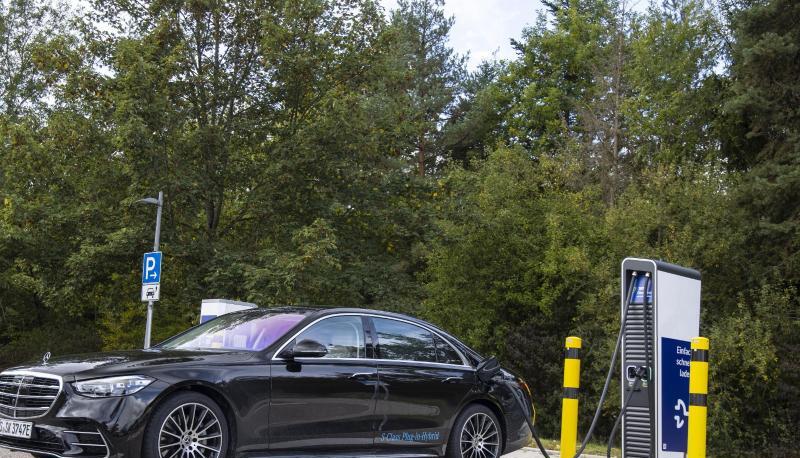 S wie Stecker? Auch, denn die neue S-Klasse f&auml;hrt k&uuml;nftig auch als Plug-in-Hybrid vor und kann auch an der Lades&auml;ule &laquo;tanken&raquo;.