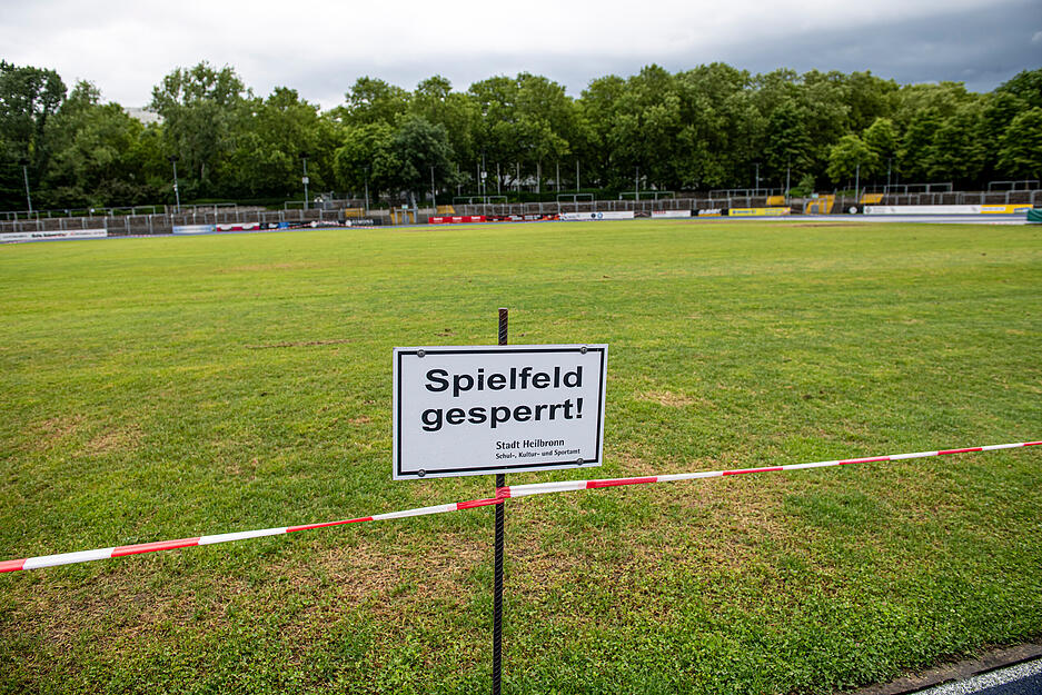 Rasen im Frankenstadion ist nach Ärzte-Konzert ein Acker, Tartanbahn beschädigt Rasen im Frankenstadion ist nach Ärzte-Konzert ein Acker, Tartanbahn beschädigt