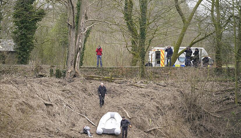 Polizeikr&auml;fte suchen am Fluss Wyre im nordwestenglischen Ort St Michael's on Wyre nach der 45-J&auml;hrigen Frau und Mutter zweier Kinder, die spurlos verschwunden ist.