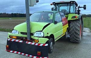 Mit dieser Installation startet die Landjugend Württemberg-Baden am Dienstagmittag eine Protestfahrt. Ziel des kaputten Ampel-Autos ist Berlin. Mit dieser Installation startet die Landjugend Württemberg-Baden am Dienstagmittag eine Protestfahrt. Ziel des kaputten Ampel-Autos ist Berlin.