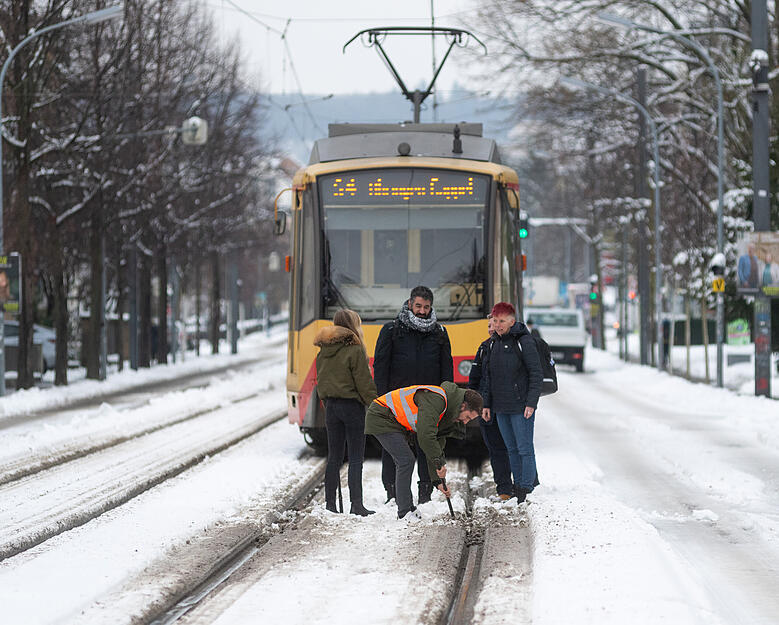 Die Gleise in Heilbronn müssen stellenweise von Schnee befreit werden, damit die Stadtbahn durchkommt. Die Gleise in Heilbronn müssen stellenweise von Schnee befreit werden, damit die Stadtbahn durchkommt.