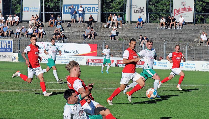 Der VfB Eppingen hatte gro&szlig;e M&uuml;he mit Norman Refior (vorne) und dem FC Zuzenhausen. Die G&auml;ste gewannen das Er&ouml;ffnungsspiel verdient mit 4:2.