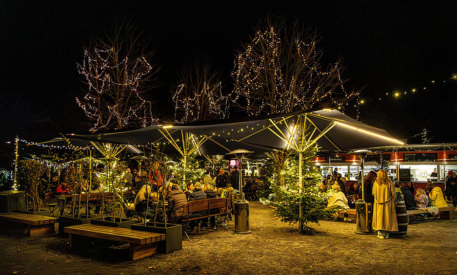 Tannen, Lichter und urige Sitzgelegenheiten verströmen am Trappensee Heilbronn weihnachtlichen Charme. Tannen, Lichter und urige Sitzgelegenheiten verströmen am Trappensee Heilbronn weihnachtlichen Charme.