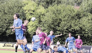 Fabian Bergmann steigt zum Kopfball. Das Duell FV K&uuml;nzelsau - Spfr. Schw&auml;bisch Hall stand auf hohem Niveau. (Foto: Gesper)