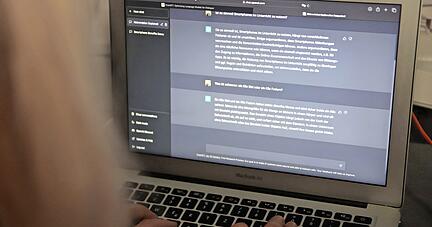 ChatGPT hat kein Gesicht − aber allerhand Antworten auf (fast) alle Fragen. An der inhaltlichen Qualität hapert es jedoch durchaus noch ein bisschen.
Foto: dpa ChatGPT hat kein Gesicht − aber allerhand Antworten auf (fast) alle Fragen. An der inhaltlichen Qualität hapert es jedoch durchaus noch ein bisschen.
Foto: dpa