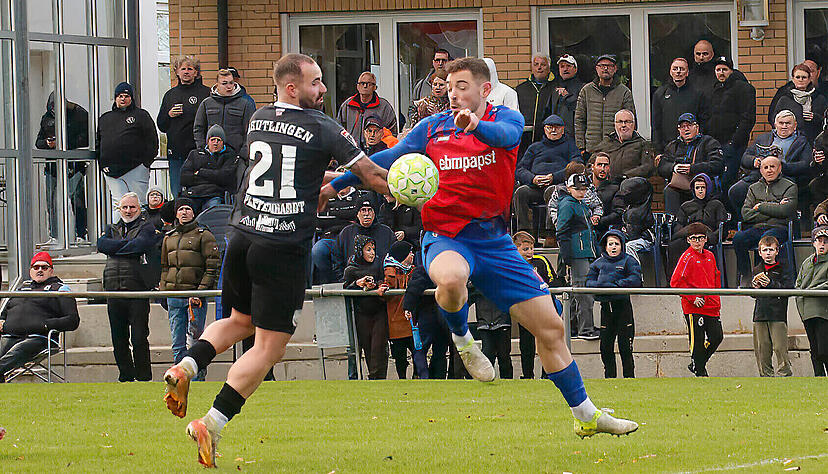 Luca Plattenhardt (links) bekommt im Zweikampf mit dem Hollenbacher Hannes Scherer den Ball an den Arm. Luca Plattenhardt (links) bekommt im Zweikampf mit dem Hollenbacher Hannes Scherer den Ball an den Arm.