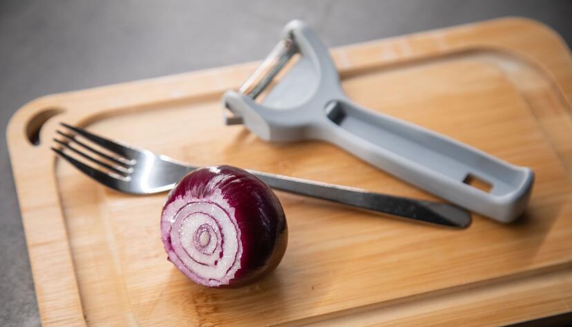 Lassen sich Zwiebeln schneller mit einem Sch&auml;ler schneiden?