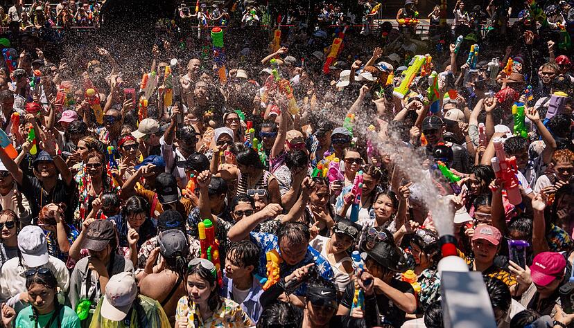 Traditionell reisen Touristen aus aller Welt zu der riesigen Wasser-Sause an.