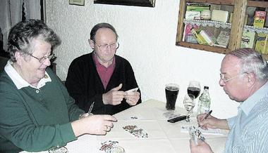 Lisa Krauß, Paul Feierabend und Hermann Weis (rechts) beim Binokelspiel, zu dem sich die Ex-Räte einmal im Monat treffen.