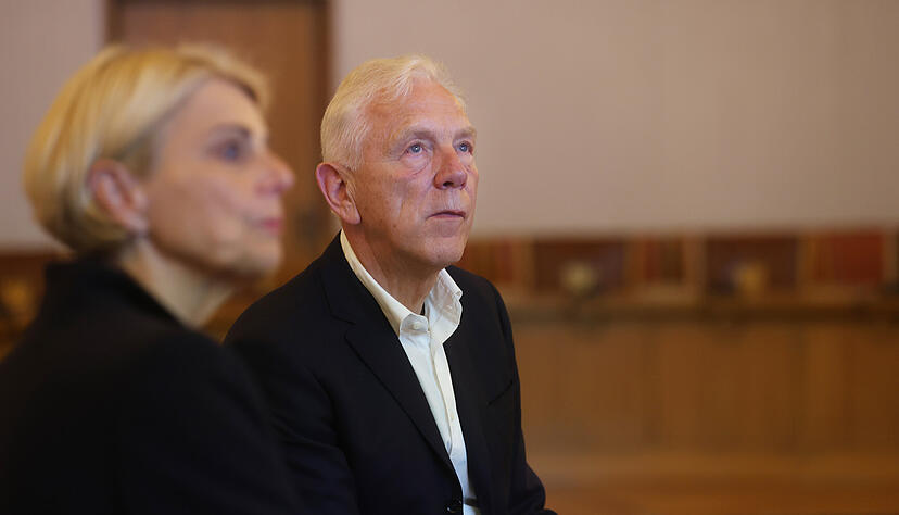Oberbürgermeister Harry Mergel bei der Verkündung des Wahlergebnisses im Großen Ratssaal des Rathauses.