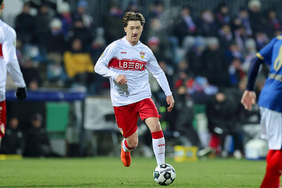 Angelo Stiller: Im Spielaufbau hier und da zu tr&auml;ge, vor allem in Durchgang eins. Bekam wenig Raum von Holstein Kiel geboten und tat sich schwer. Note: 4