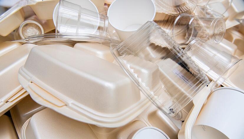 Wer M&uuml;ll vermeiden will, verwendet am besten keine Einwegverpackungen und kein Einweggeschirr.