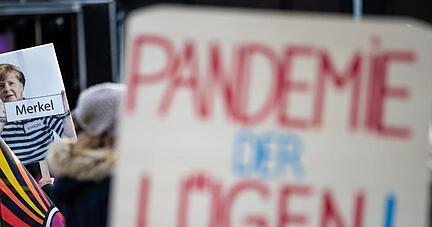 «Pandemie der Lügen!» steht auf dem Schild eines Teilnehmers geschrieben. «Pandemie der Lügen!» steht auf dem Schild eines Teilnehmers geschrieben.