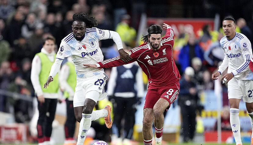 Liverpool mit dem Ex-Leipziger Dominik Szoboszlai (r) lieferte sich zahlreiche Zweikämpfe mit Aston Villa. Liverpool mit dem Ex-Leipziger Dominik Szoboszlai (r) lieferte sich zahlreiche Zweikämpfe mit Aston Villa.