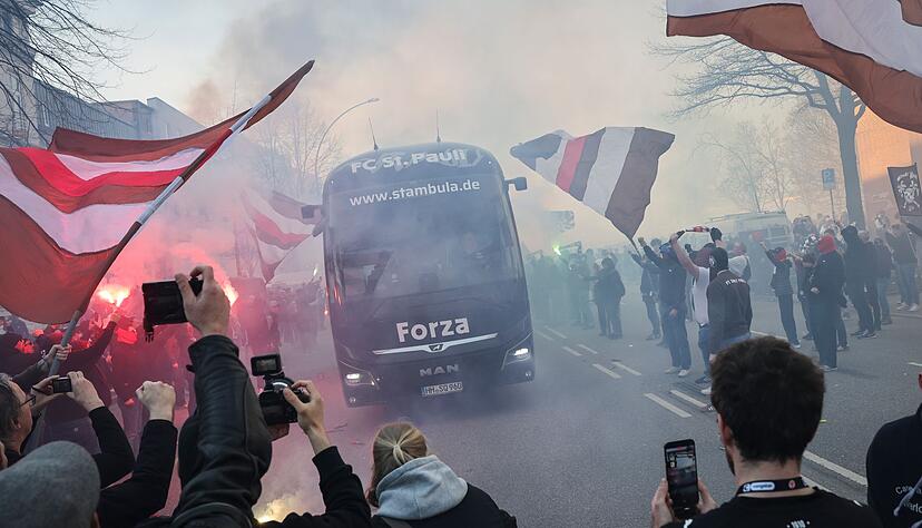 Stimmungsvoller Fan-Empfang für St. Pauli-Spieler Stimmungsvoller Fan-Empfang für St. Pauli-Spieler