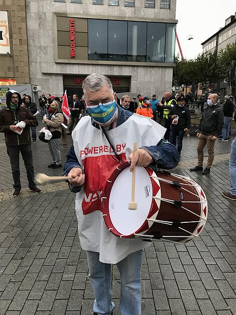 Ein Streikteilnehmer mit Trommel auf dem Kiliansplatz.