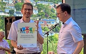 Schulleiter Johannes Smolka (links) freut sich über die Anerkennung aus den Händen von Volker Schebesta. Schulleiter Johannes Smolka (links) freut sich über die Anerkennung aus den Händen von Volker Schebesta.