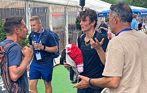 Gestenreiche Manöverkritik nach dem Premierensieg (von links): Trainer Denis Gremelmayr, Profi Liam Gavrielides und Papa Marios Gavrielides.
Fotos: Lars Müller-Appenzeller Gestenreiche Manöverkritik nach dem Premierensieg (von links): Trainer Denis Gremelmayr, Profi Liam Gavrielides und Papa Marios Gavrielides.
Fotos: Lars Müller-Appenzeller