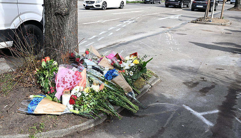 Blumen liegen an der Unfallstelle in Ludwigsburg nach einem mutmaßlichen Autorennen mit zwei Toten.