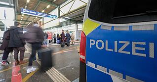 Ein Fahrzeug der Polizei steht im Stuttgarter Hauptbahnhof.