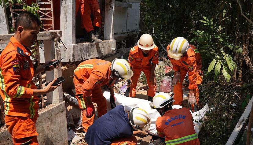 Tausende Menschen kamen bei dem verheerenden Beben ums Leben. (Archivbild) Tausende Menschen kamen bei dem verheerenden Beben ums Leben. (Archivbild)