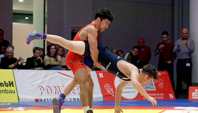 Ringen 1. Bundesliga West, Red Devils Heilbronn gegen KSV Witten 07, Dovudzhon Toshev (HN) gegen Mika Noel Labes