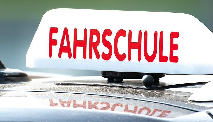Der beschuldigte Fahrlehrer soll Fahrsch&uuml;lerinnen in entlegene Waldst&uuml;cke gelotst und vergewaltigt haben. (Symbolbild)
