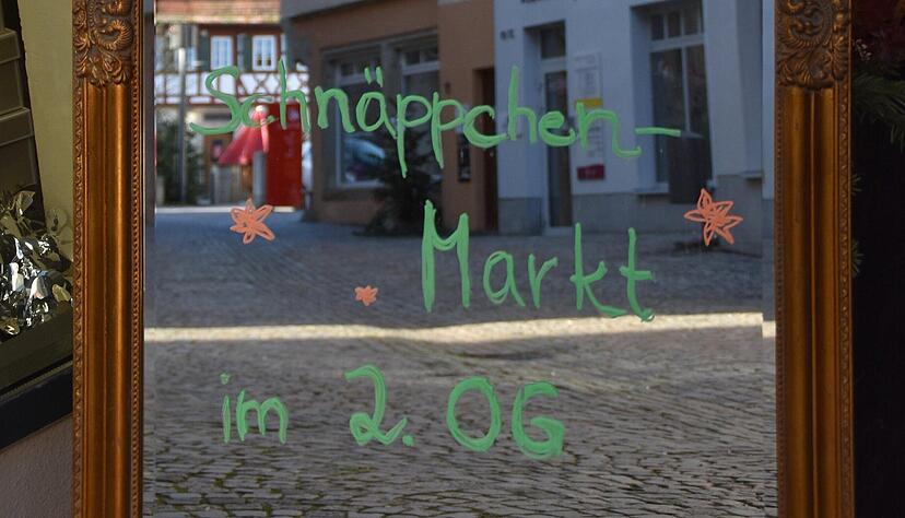 Dieser Spiegel spiegelt die Strategie der Bekleidungs-H&auml;ndler f&uuml;r die Zeit nach Weihnachten wider: Rabatte, Schn&auml;ppchen und Prozente erwarten die Kunden.